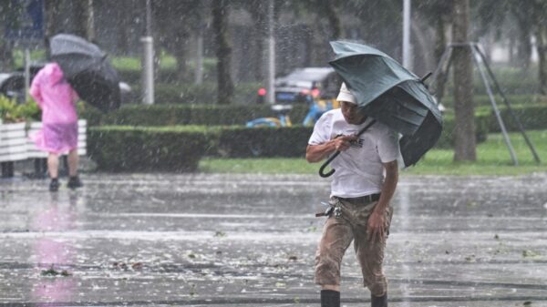 台風直撃で街は冠水　それでも「休めない」上海