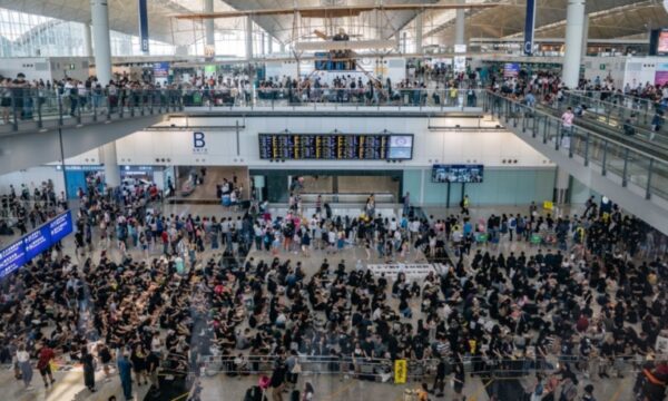 中共の出境管理　香港に拡大か　米国行き乗客に「二次検査」