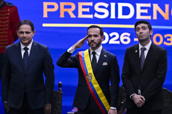 コロンビア新大統領が就任　ミレイ氏と「トラとライオンの同盟」