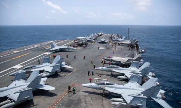 米空母ジョージ・ワシントンが中東到着　リンカーンから任務引き継ぐ