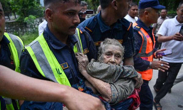 動画：チベット・ネパール国境で土石流　多数死傷、観光客ら行方不明