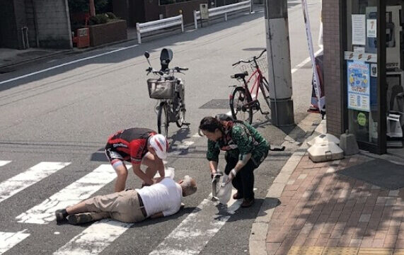 日本で転倒した高齢者を「助けるな」と叫ぶ中国人観光客　背景にある中国の「悪法とトラウマ」