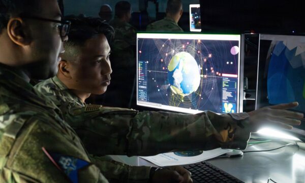 「一対一」から「一対多」へ　米軍が急ぐ新たな対衛星戦