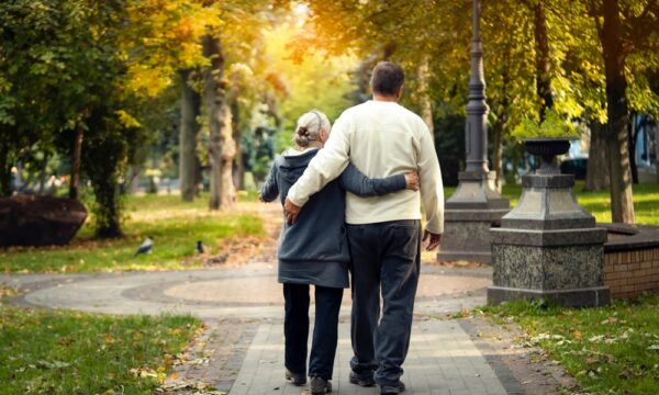 歩き方が脳の健康を映す　認知症やパーキンソン病の早期サイン