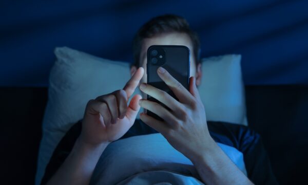 スマホを2分のつもりが45分に　アルゴリズムが脳に及ぼす影響