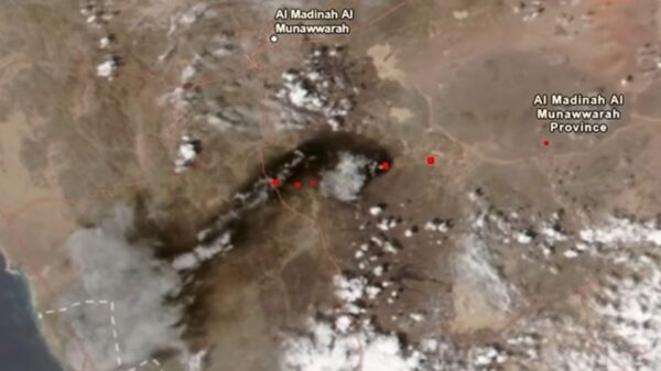 サウジ東西パイプライン攻撃で操業停止　衛星画像に巨大な煙柱