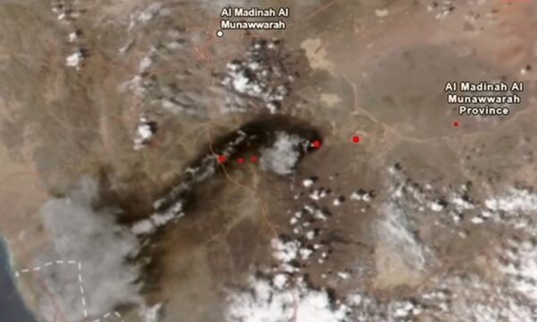 サウジ東西パイプライン攻撃で操業停止　衛星画像に巨大な煙柱