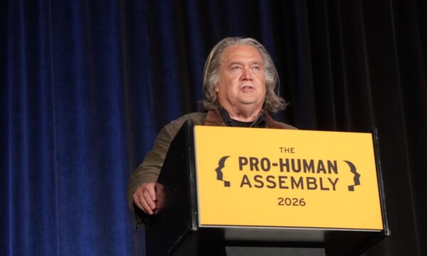 スティーブ・バノン氏とバーニー・サンダース氏、AI規制で共闘　対中姿勢では相違