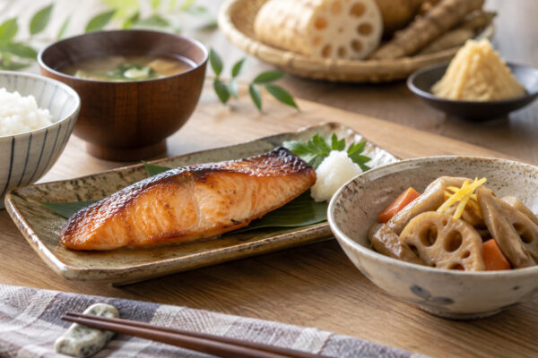 白露の食卓養生　鮭の西京焼き × れんこんの煮物ーー肺を潤し、乾燥を防ぐ【薬膳一品】
