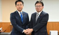 小泉防衛相「自衛隊員の命を守る」　戦傷医療と民間医療連携へ
