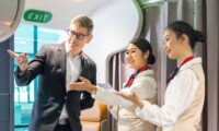 CAが機内ドアで乗客を迎える本当の理由　礼儀だけではない4つの安全確認