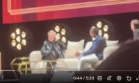 NVIDIA CEO  登壇中にトランプ大統領から電話　AI減速論を批判「データセンターは未来の石油」