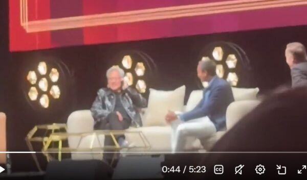 NVIDIA CEO  登壇中にトランプ大統領から電話　AI減速論を批判「データセンターは未来の石油」