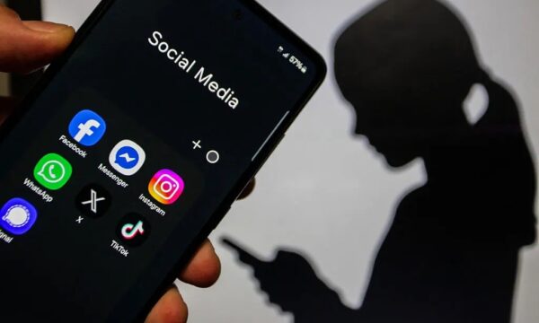 EU　13歳未満のSNS利用禁止へ　15歳未満は利用制限