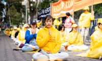 法輪功学習者　国連総会の外で穏やかな煉功を行い抗議