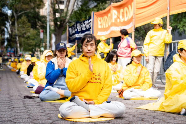 法輪功学習者　国連総会の外で穏やかな煉功を行い抗議