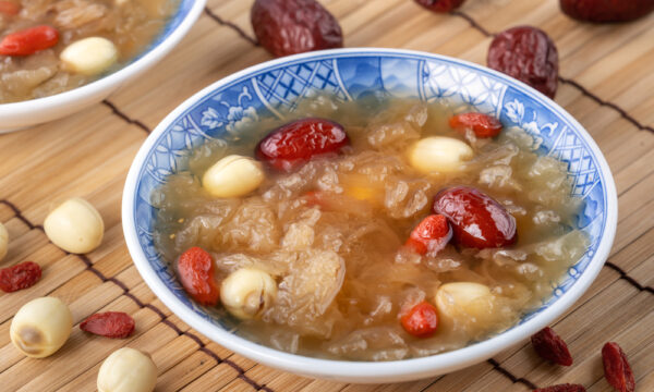 梨 × 白きくらげのスープ  　乾燥を潤し、余分な熱を冷ます【薬膳一品】