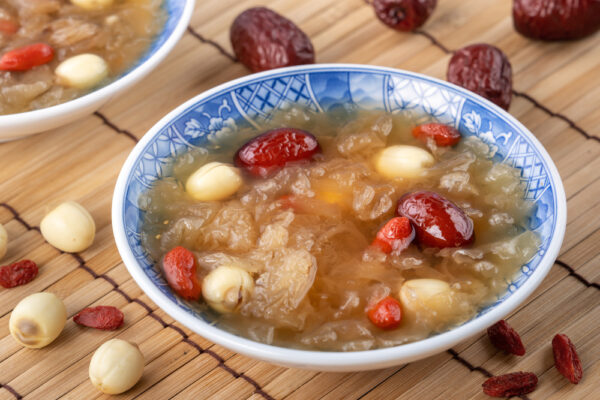 梨 × 白きくらげのスープ  　乾燥を潤し、余分な熱を冷ます【薬膳一品】