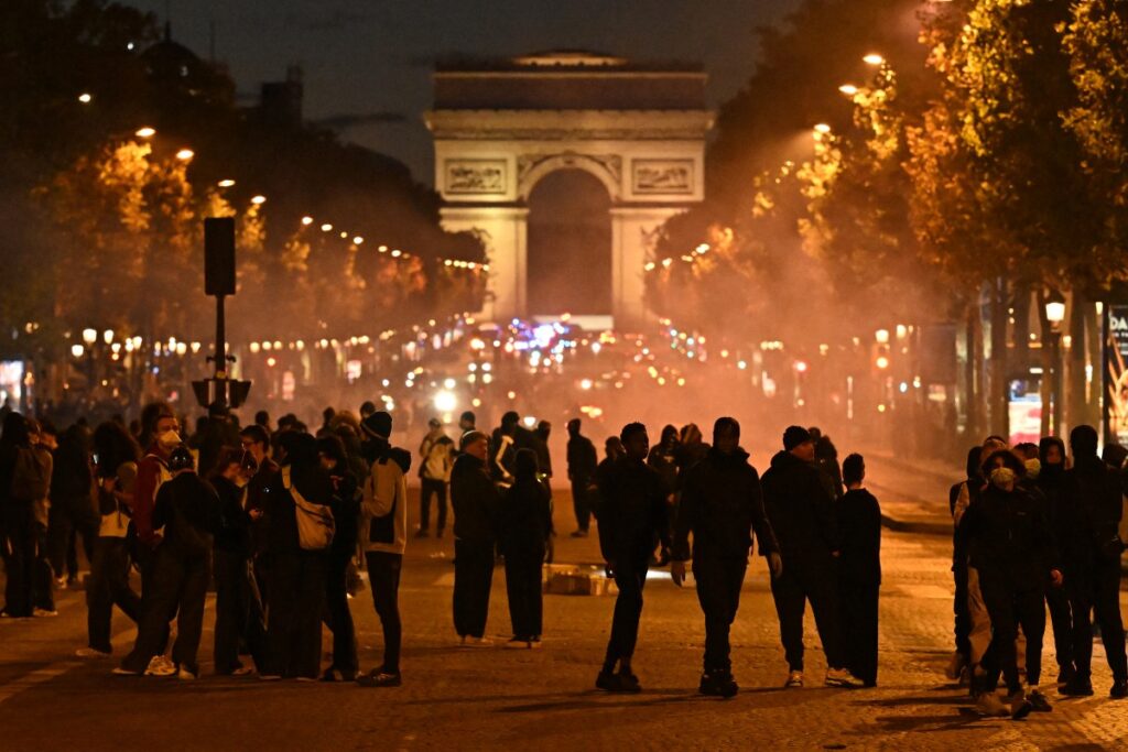 フランスで55万人が抗議　放火・略奪などの暴力が全国に拡大