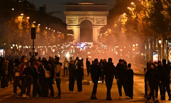 フランスで55万人が抗議　放火・略奪などの暴力が全国に拡大