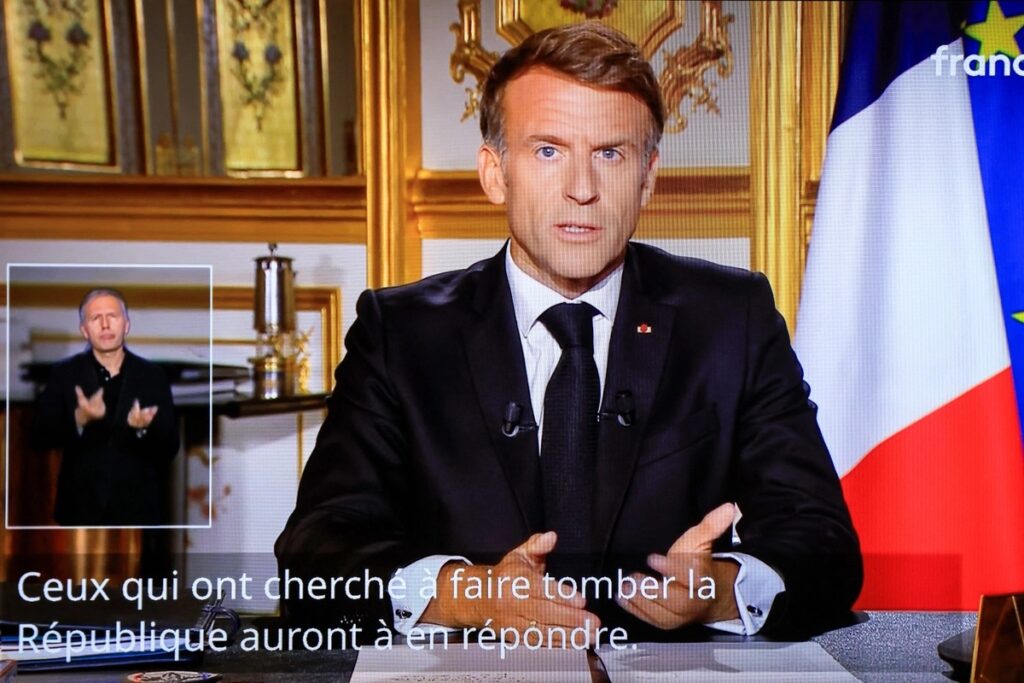 マクロン氏「暴徒に責任を取らせる」　フランス　近年最悪の騒乱の被害を確認