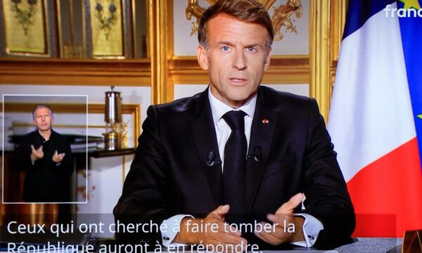 マクロン氏「暴徒に責任を取らせる」　フランス　近年最悪の騒乱の被害を確認