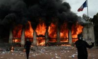 フランス暴動　背後であおる54団体　その構図を解説