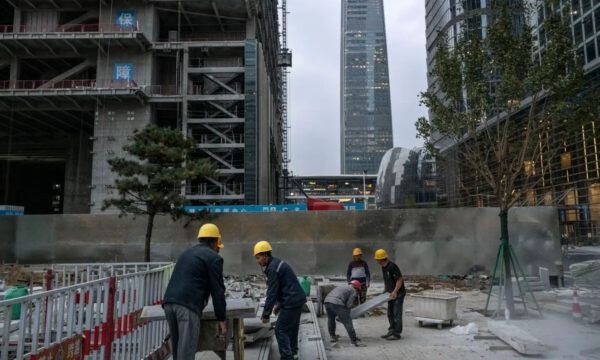 給料未払いからごみ箱あさりまで　中国庶民の厳しい現実