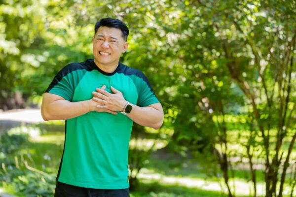 動脈硬化と胸の痛み　見逃してはいけない体の警告サイン
