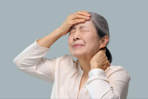 うつむき姿勢で頭痛が悪化？　首が原因の「頸性頭痛」を見分ける手がかり