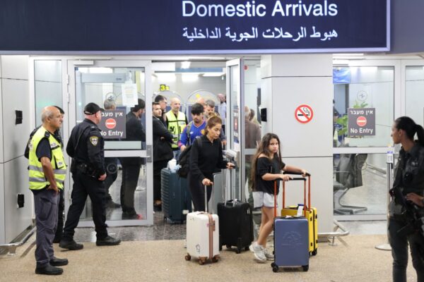 イスラエル便　副操縦士が機長刺し墜落寸前　重傷機長が力振り絞りドア解錠