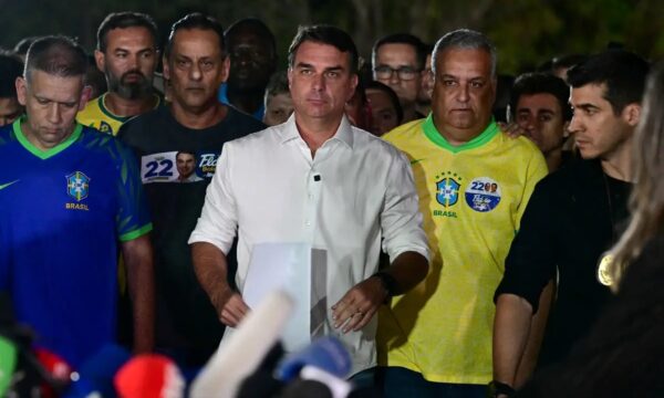 ブラジル大統領選で敗北のボルソナロ氏　米国到着