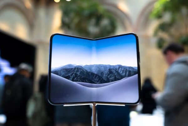 アップル初の折りたたみiPhone　画面割れの報告続出　不具合認め交換対応へ