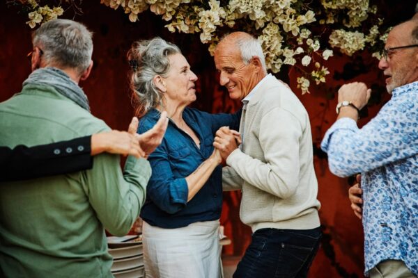 パーキンソン病にダンスが役立つ理由　歩行・バランスから心の健康まで