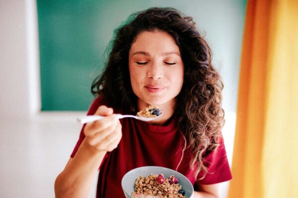 「いつ食べるか」で脳の働きが変わる？　食事のタイミングと認知機能の関係